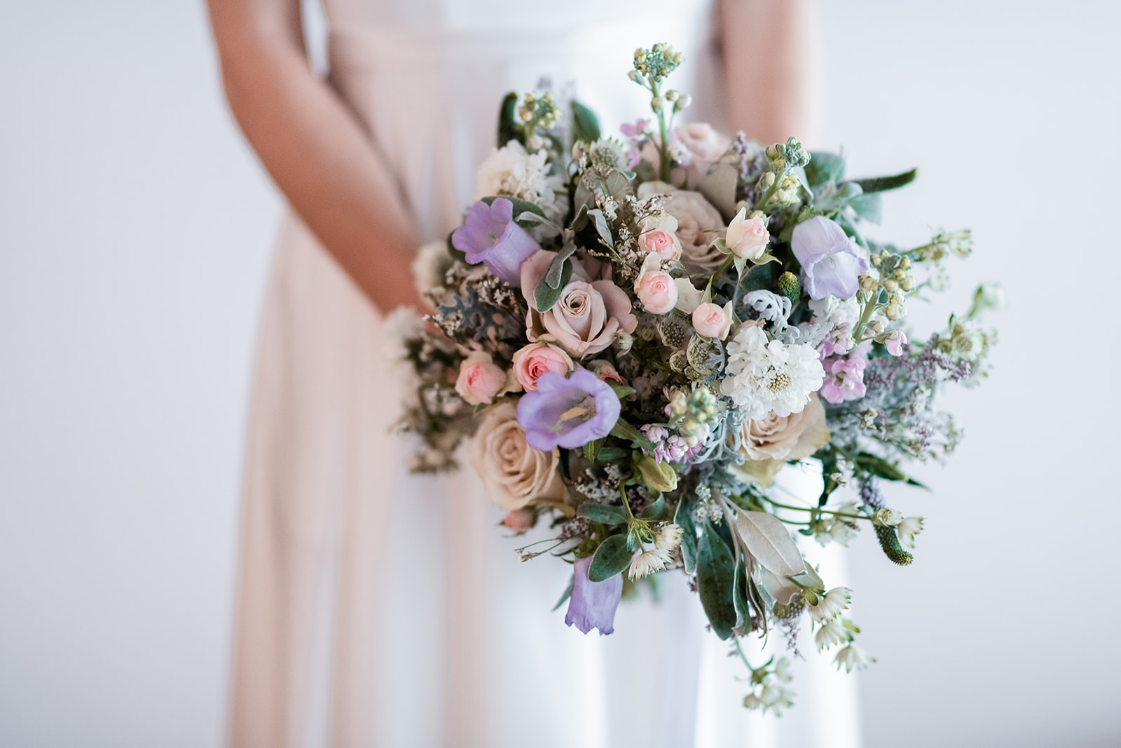 Winterbrautstrauß in fliederfarben